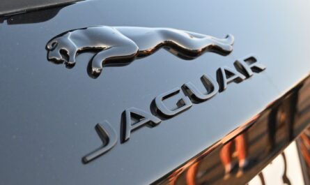 La riposte ne s’est pas fait attendre. Face aux nouveaux tarifs douaniers imposés par Washington, Jaguar Land Rover a décidé de stopper net l’envoi de ses véhicules vers les États-Unis.